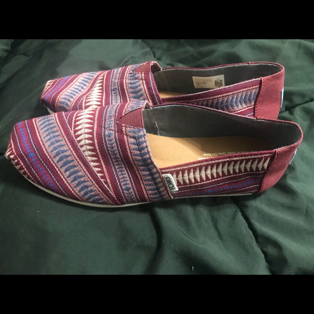 Maroon tribal print TOMS